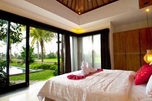 Una cama o camas en una habitación de Ubud Virgin Villa
