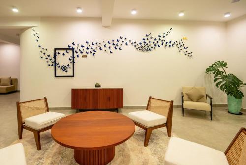 a waiting room with a table and chairs at Arambhaya Boutique Hotel in Kandy