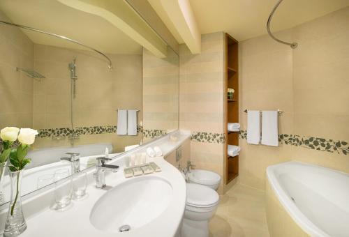 City Seasons Towers Hotel Bur Dubai tesisinde bir banyo