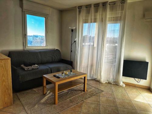 un salon avec un canapé et une table basse dans l'établissement Le Coin Du Soleil, à Toulon