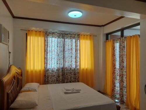 Un pat sau paturi într-o cameră la Moonlight Bay Resort