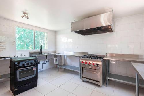a kitchen with a stove and a sink at Bosques del Paico in El Monte