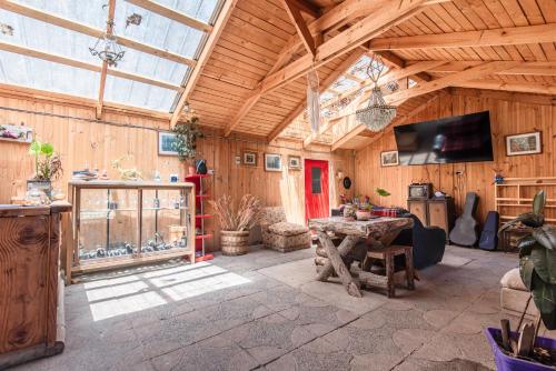 a large living room with a large wooden ceiling at Bosques del Paico in El Monte