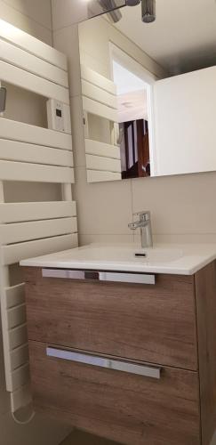 une salle de bain avec un lavabo et un miroir dans l'établissement Duplex climatisé à 50 mètres de la plage des Lecques, à Saint-Cyr-sur-Mer