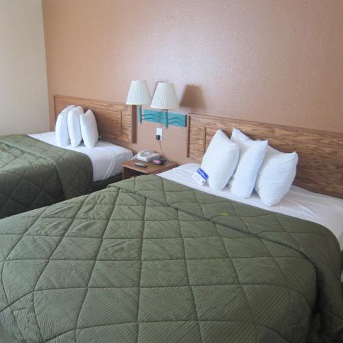 Кровать или кровати в номере Pacific Best Inn