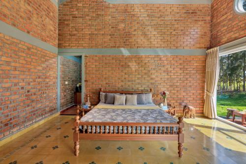 Ένα ή περισσότερα κρεβάτια σε δωμάτιο στο SaffronStays Amodhini Farmstay