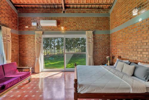 Χώρος καθιστικού στο SaffronStays Amodhini Farmstay