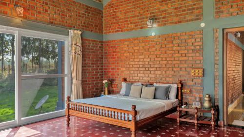 Ένα ή περισσότερα κρεβάτια σε δωμάτιο στο SaffronStays Amodhini Farmstay
