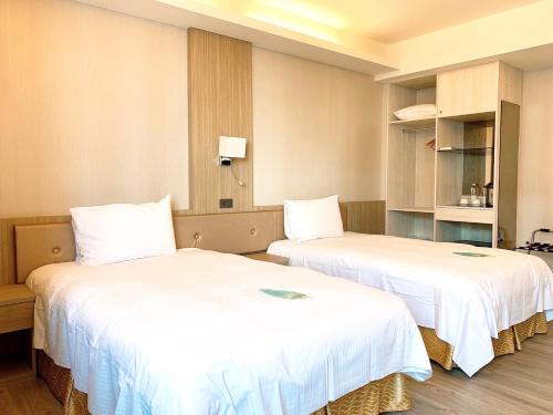 Postel nebo postele na pokoji v ubytování Grand Earl Hotel