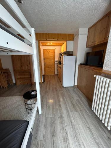 Cette chambre dispose de lits superposés et d'un réfrigérateur. dans l'établissement Les Eterlous, à Saint-Chaffrey