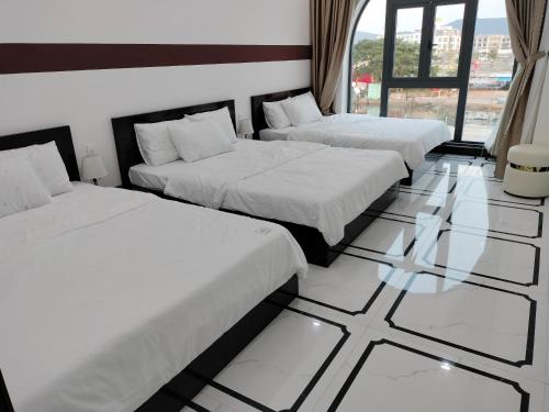 Ένα ή περισσότερα κρεβάτια σε δωμάτιο στο Villa RonRoy Hà Tiên