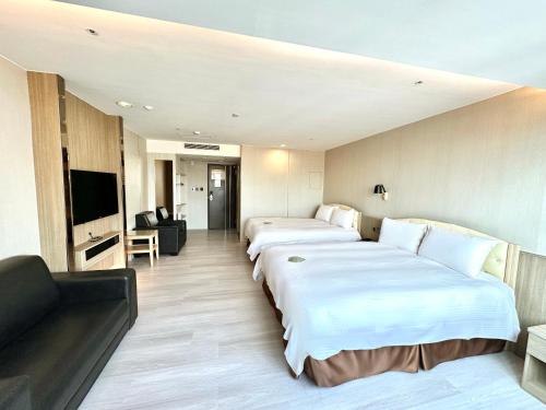 Postel nebo postele na pokoji v ubytování Grand Earl Hotel