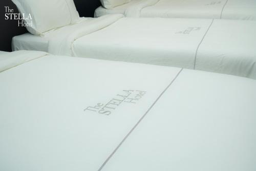 Ein Bett oder Betten in einem Zimmer der Unterkunft The Stella Hotel