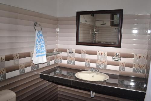 a bathroom with a sink and a mirror at Villa Eden Paradise in Ella