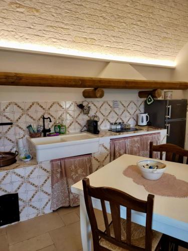 Kuchyň nebo kuchyňský kout v ubytování Valle D'Itria Trulli e Alcova Mikael