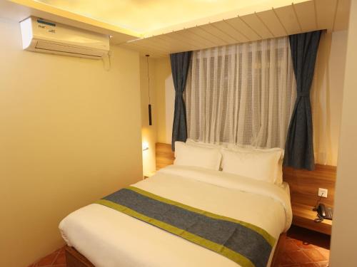 Ein Bett oder Betten in einem Zimmer der Unterkunft Harsha Boutique Hotel
