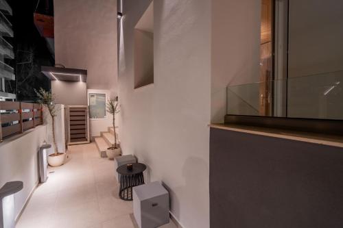 La salle de bains est pourvue de murs blancs et de carrelage blanc. dans l'établissement Santa Rosa Apartments, à Kalamata