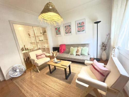 a living room with a couch and a table at Marukichan, apartamento en el centro de Vigo in Vigo