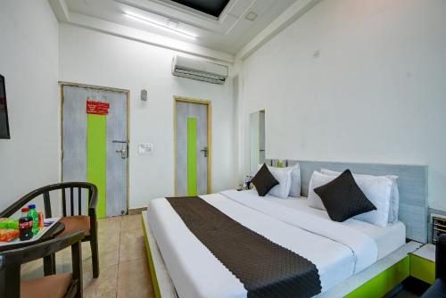 Postel nebo postele na pokoji v ubytování Hotel Cladis Near Sector 15 Metro