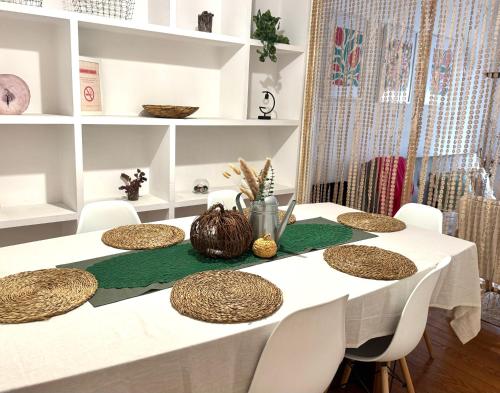 a white table with straw hats on top of it at Marukichan, apartamento en el centro de Vigo in Vigo