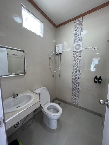 Koupelna v ubytování Bualuang HOTEL