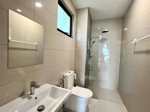 ein Badezimmer mit Toilette, Waschbecken und Dusche in der Unterkunft 3BR-Nanyang-Paradigm Residence by Guesthouse-6-8Pax in Johor Bahru