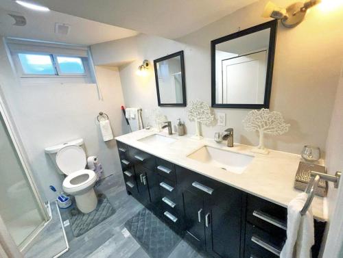 Koupelna v ubytování Hamilton Chic Retreat - Cozy Winter Getaway