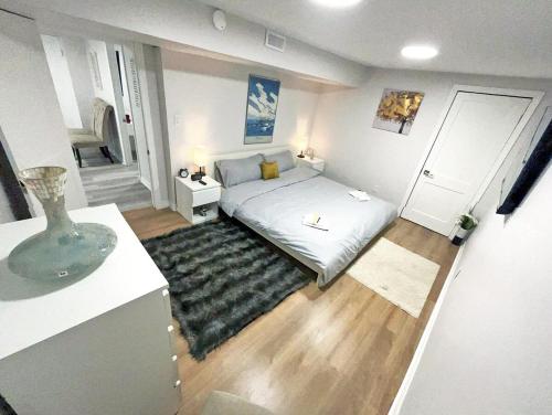 Postel nebo postele na pokoji v ubytování Hamilton Chic Retreat - Cozy Winter Getaway