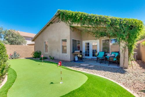 a home with a putting green with a miniature golfer at Palmen Maricopa in Maricopa