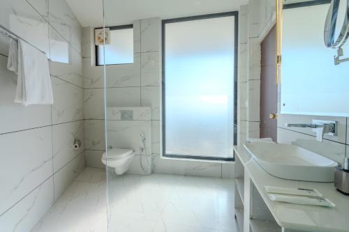Ένα μπάνιο στο SaffronStays Glass Forest