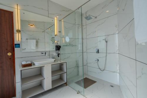 Ένα μπάνιο στο SaffronStays Glass Forest