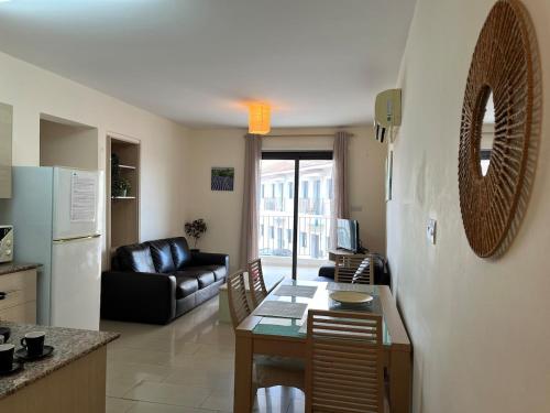 Гостиная зона в 2 Bedroom Apartment, Pools, 800m to Beach, Kyklades Resort