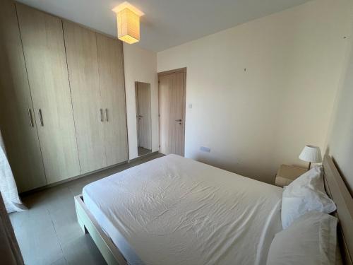 Кровать или кровати в номере 2 Bedroom Apartment, Pools, 800m to Beach, Kyklades Resort