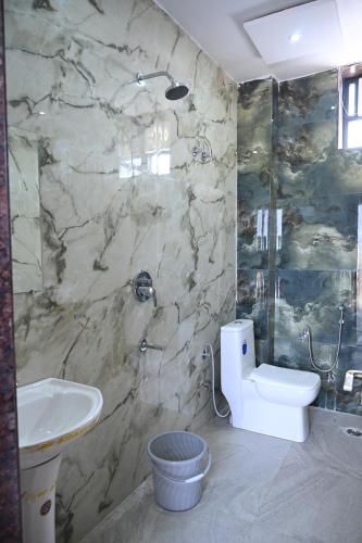 Koupelna v ubytování HOTEL DEV KRIPA Datia