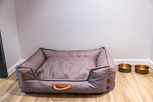 a dog bed sitting on the floor in a room at Platzhirsch Living in Kelsterbach