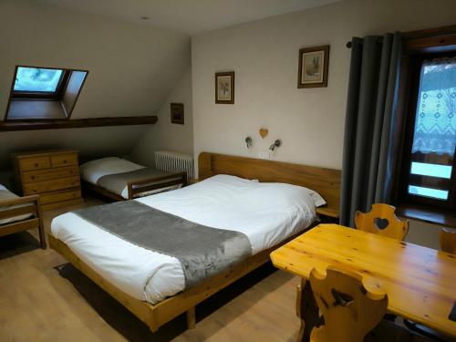 Postel nebo postele na pokoji v ubytování Auberge des Montauds - Hôtel & Restaurant