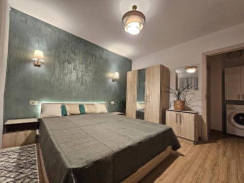 Un dormitorio con una cama grande en una habitación. en Urban Luxury Escape, en Piatra Neamţ