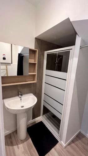une petite salle de bain avec un lavabo et des toilettes dans l'établissement Studio neuf proche de la mer, à Étaples