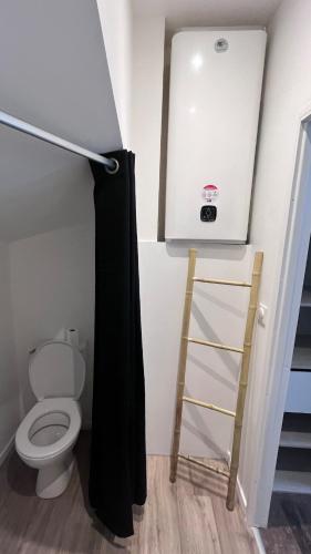 La salle de bains est pourvue de toilettes et d'un rideau de douche noir. dans l'établissement Studio neuf proche de la mer, à Étaples
