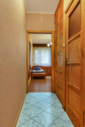 a hallway with a door and a bed in a room at Leśny Ośrodek Szkoleniowy w Puszczykowie in Puszczykowo