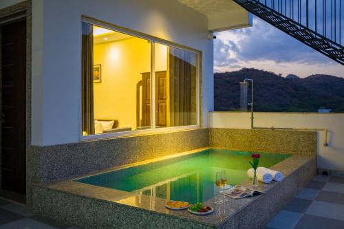 NāiにあるAlaya Stays Kasturi Villa - Pet Friendly 6 BHK with Plunge Poolの家の中のプールに
