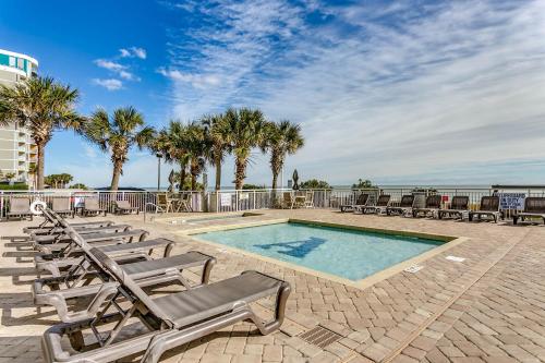 Oceanfront Condo in Myrtle Beach on AR 5th Floorの敷地内または近くにあるプール