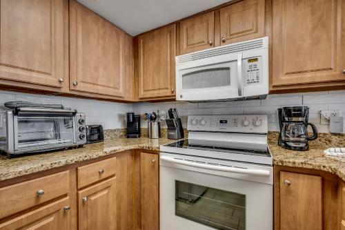 Oceanfront Condo in Myrtle Beach on AR 5th Floorにあるキッチンまたは簡易キッチン