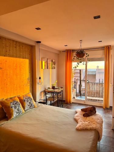 a bedroom with a large bed and a balcony at Sunshine loft in Gran Alacant