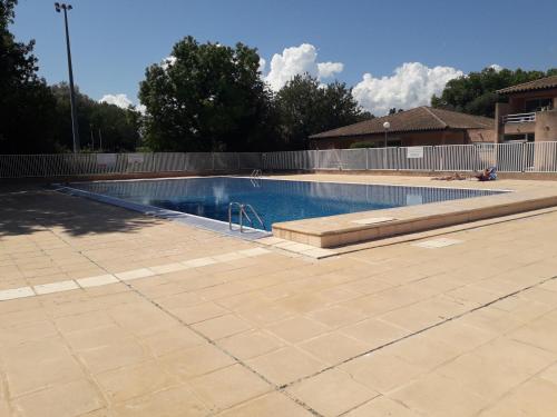 une piscine vide dans une cour dans l'établissement Le Lotus de Jade Bel appartement avec terrasses 2 chambres Résidence avec piscine, à Saint Cyprien Plage