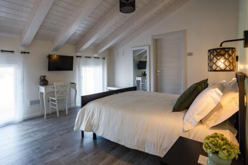 a bedroom with a bed and a table and a desk at Al Casale - Guest House in Sambruson