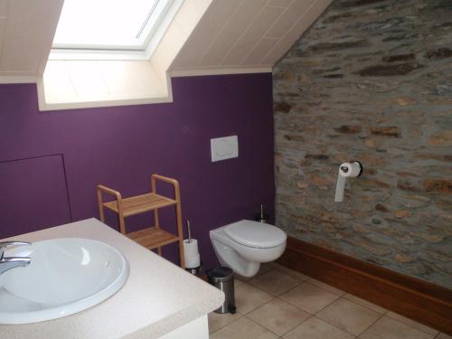uma casa de banho com um lavatório e um WC em La Grange du Bout du Chemin em Houffalize