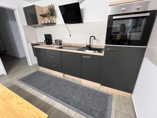 a kitchen with a sink and a microwave at TOP Wohnung in Volkach A3 Ausfahrt Top Service in Volkach