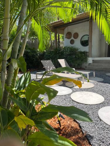 Κήπος έξω από το DHYANA VILLAS