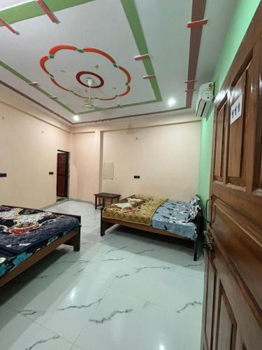 Postel nebo postele na pokoji v ubytování Chandrika palace 500 meter from ayodhya railway and ram mandir